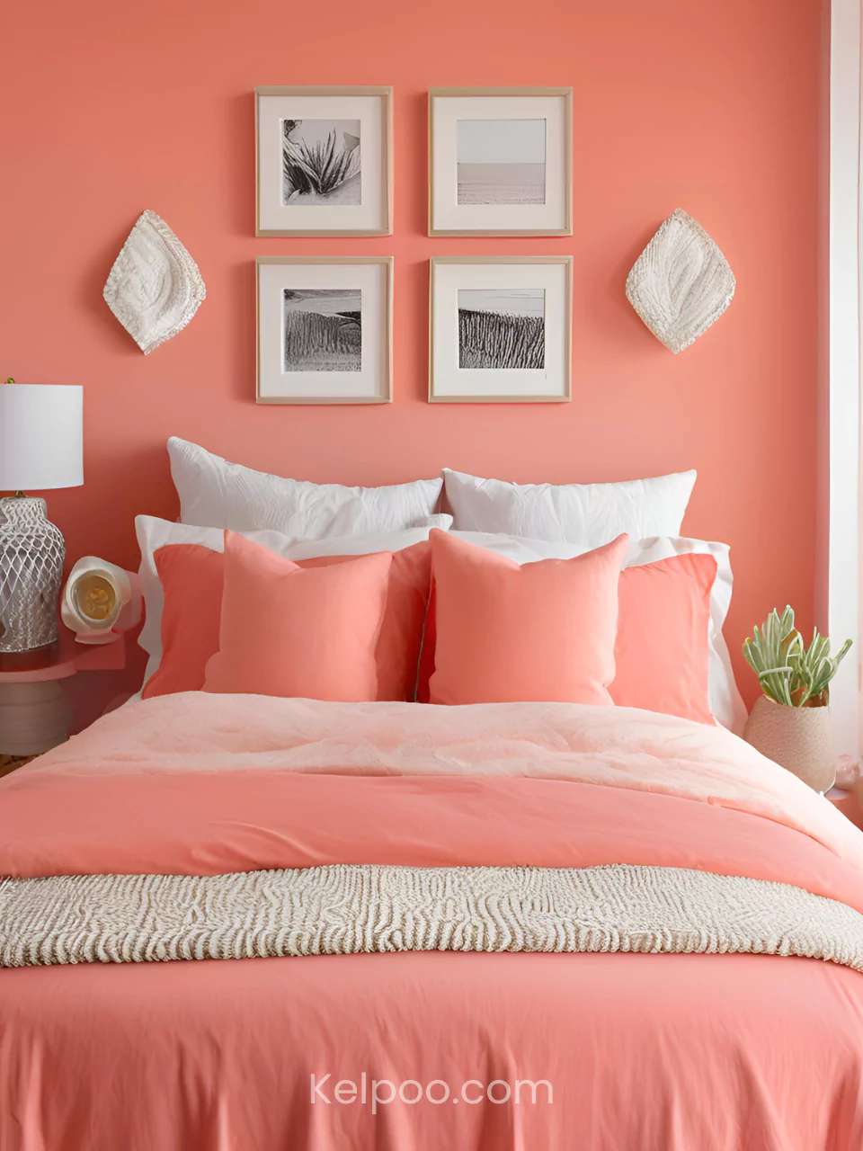 Kamar tidur dengan warna coral muda yang segar dan menenangkan.