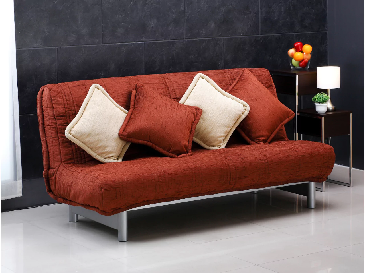 Sofa bed yang bisa dilipat dengan desain modern di ruang tamu kecil.