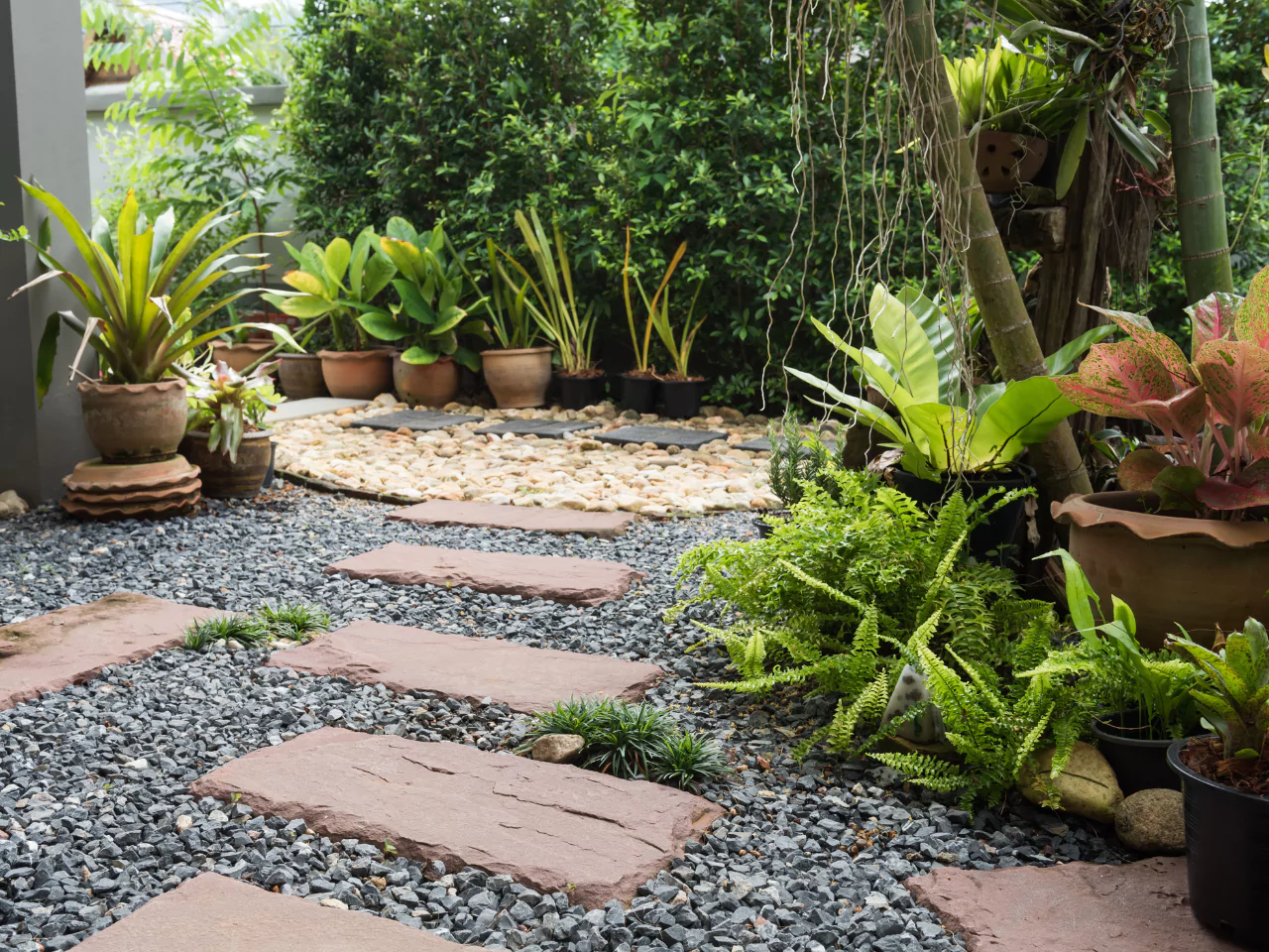 Taman dengan batu kerikil sebagai jalannya.